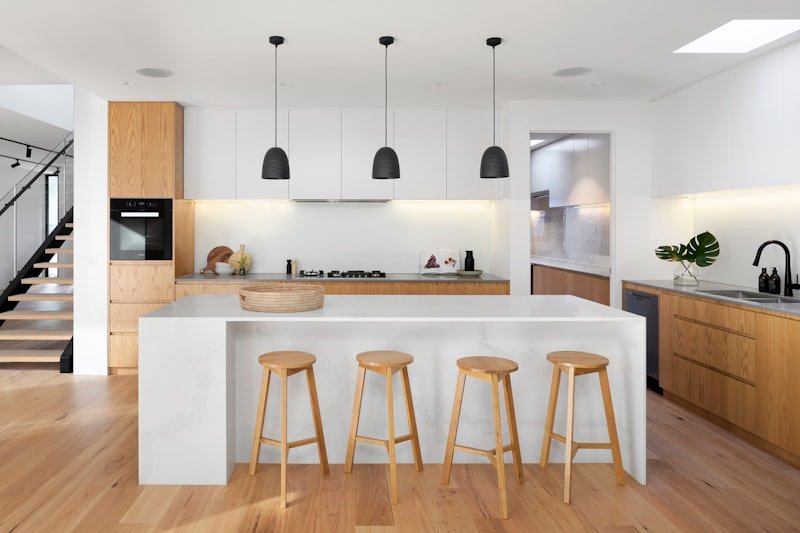 Edificio corporativo renovado con parquet europeo y detalles de madera